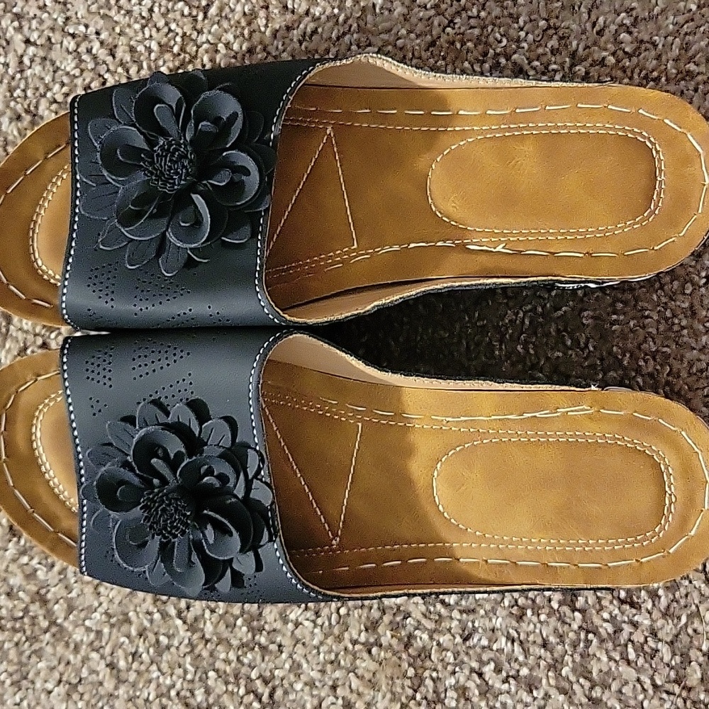 Black Ladies Sandals With Flower Detail NEW Sz10.5 - Picture 2 of 6
